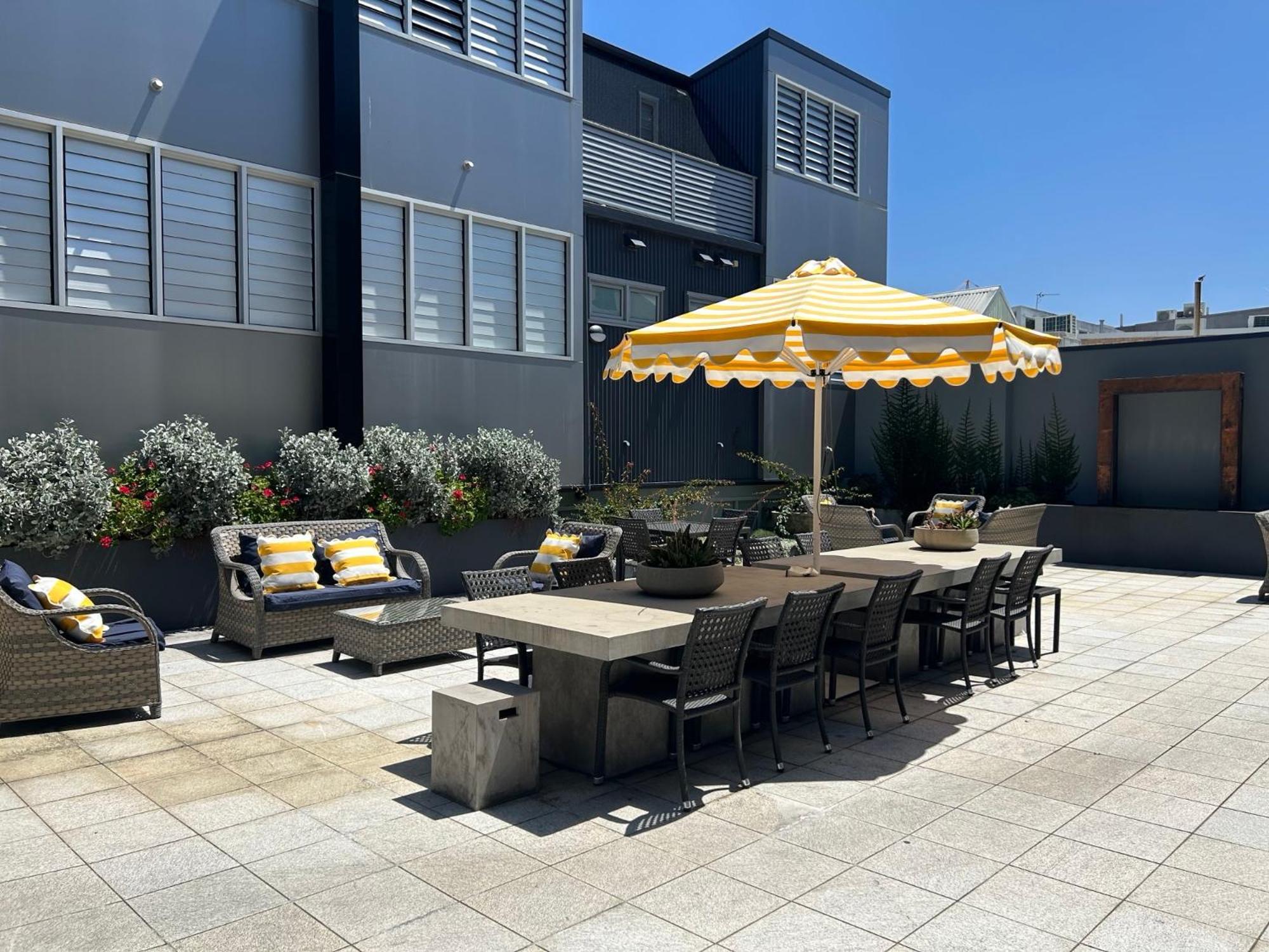 Crown On Darby Newcastle Aparthotel Buitenkant foto